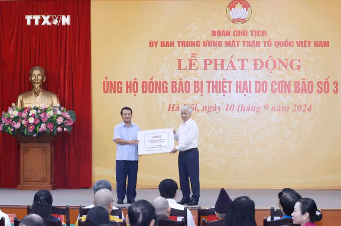 vna_potal_doan_chu_tich_uy_ban_trung_uong_mat_tran_to_quoc_viet_nam_to_chuc_le_phat_dong_ung_ho_dong_bao_bi_thiet_hai_do_con_bao_so_3_7586033.jpg