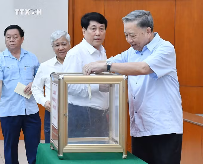 vna_potal_doan_chu_tich_uy_ban_trung_uong_mat_tran_to_quoc_viet_nam_to_chuc_le_phat_dong_ung_ho_dong_bao_bi_thiet_hai_do_con_bao_so_3_7586012.jpg