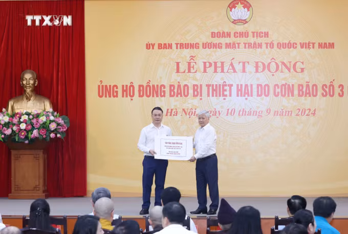 vna_potal_doan_chu_tich_uy_ban_trung_uong_mat_tran_to_quoc_viet_nam_to_chuc_le_phat_dong_ung_ho_dong_bao_bi_thiet_hai_do_con_bao_so_3_7586028.jpg