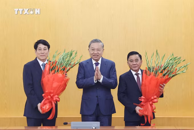 vna_potal_tong_bi_thu_to_lam_trao_quyet_dinh_phan_cong_dong_chi_tran_cam_tu_giu_chuc_thuong_truc_ban_bi_thu__7670330.jpg