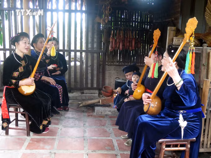vna_potal_cau_lac_bo_hat_then_dan_tinh_thai_nguyen_luu_giu_ngon_lua_cho_lan_dieu_then________________________________6539867.jpg