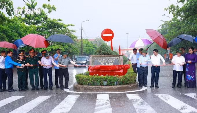 vna_potal_thu_tuong_pham_minh_chinh_gan_bien_ten_duong_tai_dien_bien_160201427_7327530.jpg