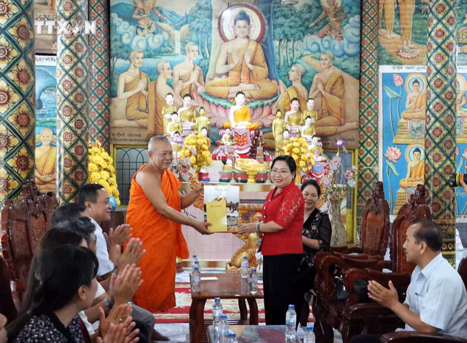 vna_potal_doan_cong_tac_cua_uy_ban_dan_toc_tham_chuc_tet_chol_chnam_thmay_tai_soc_trang_7310001.jpg
