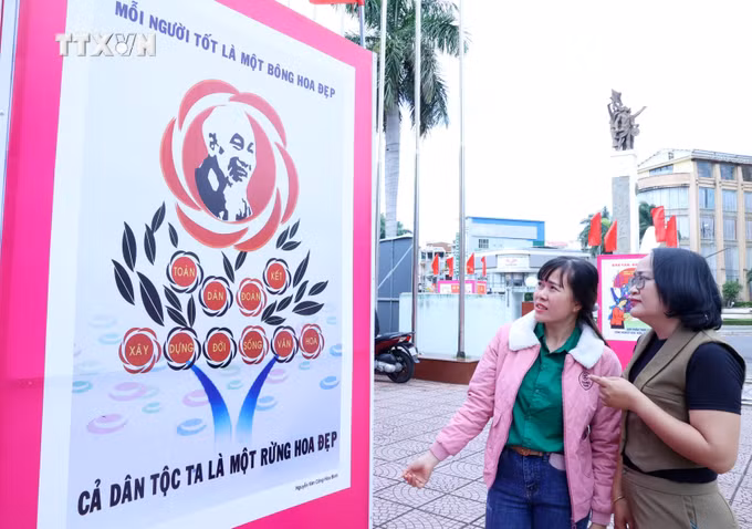 vna_potal_khai_mac_trien_lam_tranh_co_dong_tuyen_truyen_ve_xay_dung_moi_truong_van_hoa_tai_dak_lak_7691512.jpg