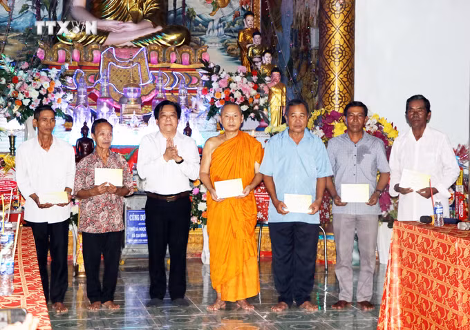 vna_potal_lanh_dao_tinh_vinh_long__tham_chuc_mung_le_sene_dolta_nam_2024_cua_dong_bao_dan_toc_khmer_7626791.jpg