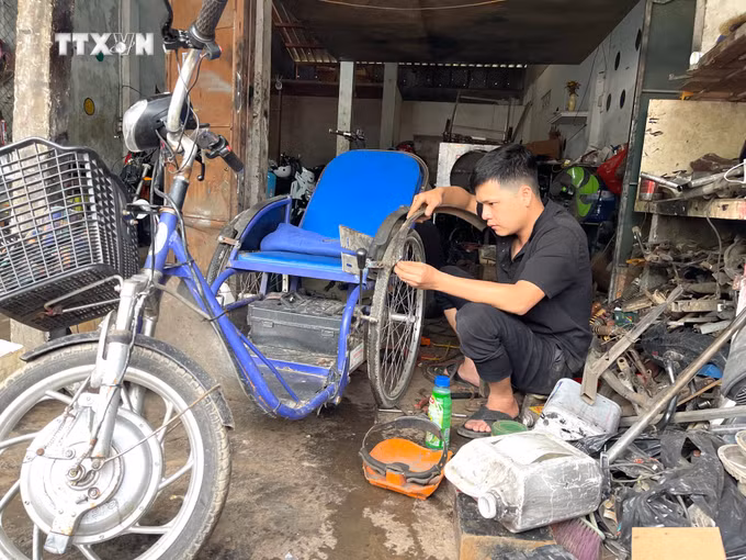 vna_potal_thang_thanh_nien_khoi_nghiep_tu_mo_hinh_sang_che_xe_lan_danh_cho_nguoi_khuyet_tat_7288870.jpeg