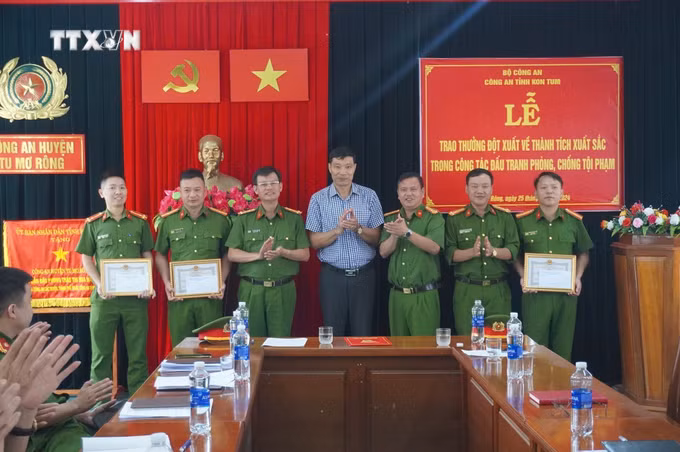 vna_potal_khen_thuong_dot_xuat_ca_nhan_tap_the_triet_pha_vu_an_trom_cap_sam_ngoc_linh_7670832.jpg