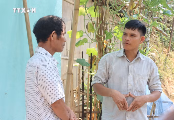 vna_potal_nguoi_truong_thon_uy_tin_cua_dong_bao_cor_o_quang_ngai_7464239.jpg