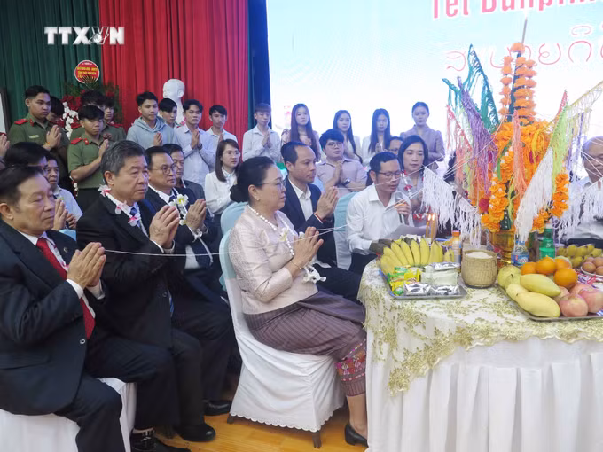 vna_potal_thai_nguyen_to_chuc_tet_bunpimay_cho_luu_hoc_sinh_lao____________________________7315979.jpg