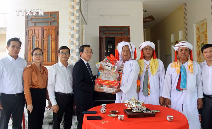 vna_potal_dong_bao_cham_theo_dao_hoi_giao_tai_ninh_thuan_phan_khoi_vui_don_tet_ramuvan_2024_7261606.jpg