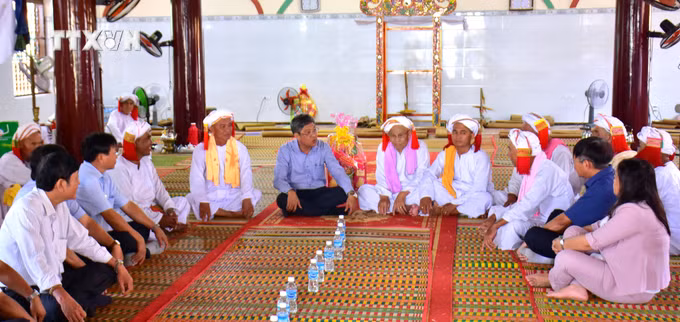 vna_potal_tham_chuc_tet_ramuwan_dong_bao_cham_tai_binh_thuan_7270909.jpg