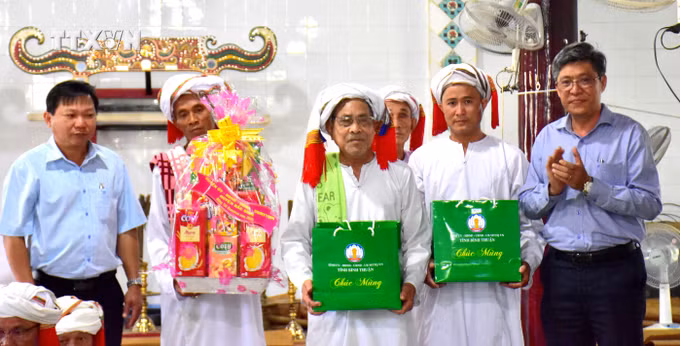 vna_potal_tham_chuc_tet_ramuwan_dong_bao_cham_tai_binh_thuan_7270912.jpg