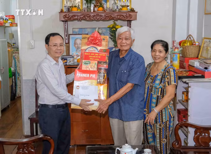 vna_potal_can_tho_tham_chuc_tet_chol_chnam_thmay_7319295.jpg