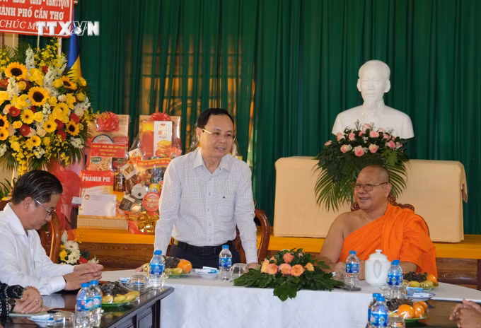vna_potal_can_tho_tham_chuc_tet_chol_chnam_thmay_7319297.jpg