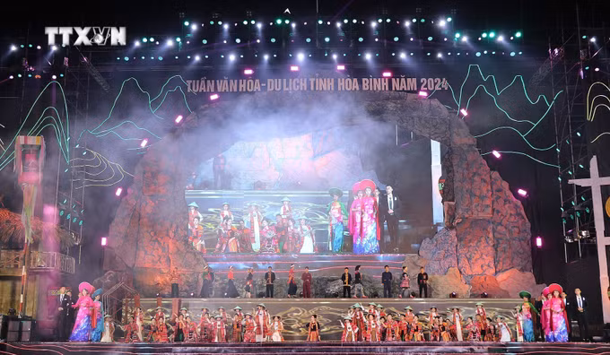 Toàn cảnh Liên hoan trình diễn trang phục các dân tộc tỉnh Hòa Bình. Ảnh: Thanh Hải - TTXVN