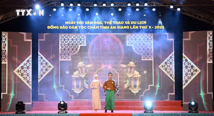 vna_potal_soi_noi_ngay_hoi_van_hoa_the_thao_va_du_lich_dong_bao_dan_toc_cham_tinh_an_giang_7328367.jpg