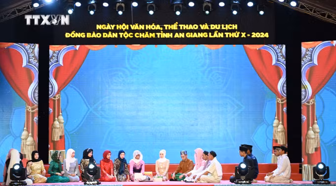 vna_potal_soi_noi_ngay_hoi_van_hoa_the_thao_va_du_lich_dong_bao_dan_toc_cham_tinh_an_giang_7328366.jpg
