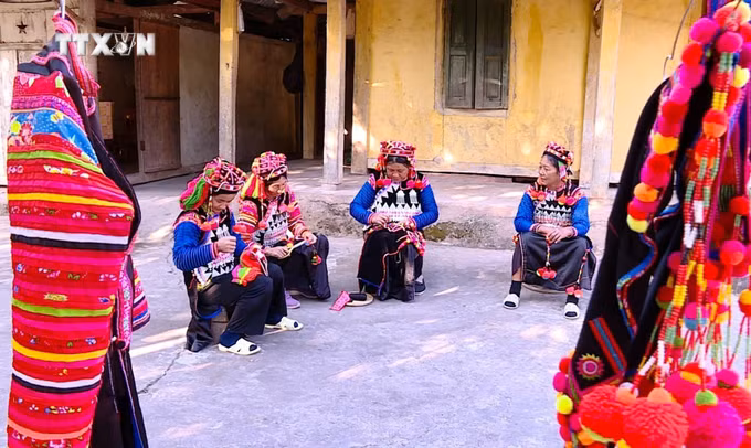 vna_potal_net_dep_van_hoa_trong_trang_phuc_cua_phu_nu_ha_nhi_o_dien_bien_7746896.jpg