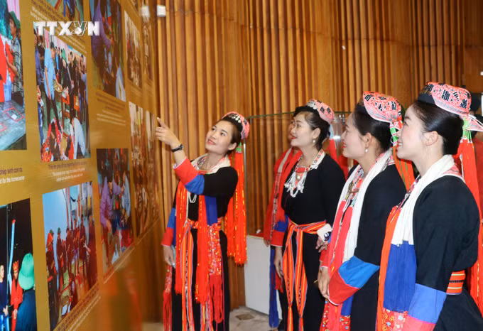 vna_potal_quang_ninh_khai_truong_trung_bay_trien_lam_chuyen_de_doc_dao_le_cap_sac_nguoi_dao_thanh_y_7341532.jpg