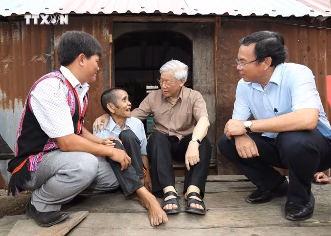 vna_potal_trao_tang_huan_chuong_sao_vang_cho_tong_bi_thu_nguyen_phu_trong_7489757.jpg