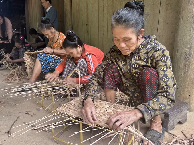 Để tạo lối thoát nghèo và giữ chân lực lượng lao động, xã Yên Na, đã kết nối với doanh nghiệp, đưa nghề đan bèo tây xuất khẩu về địa phương.