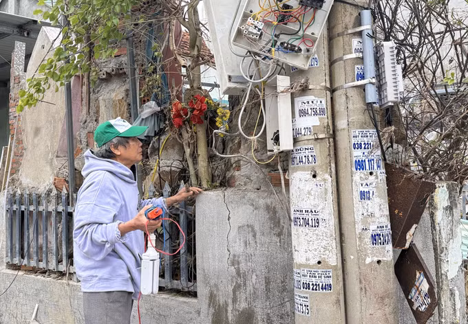 Một hộ dân tại phường Tuy Hòa sửa chữa hệ thống điện bị hư hỏng do mưa lũ.