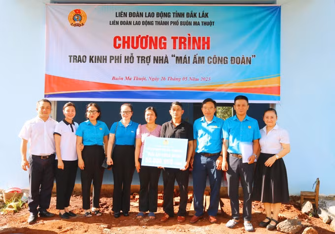 Hỗ trợ Mái ấm công đoàn cho đoàn viên công đoàn cơ sở Công ty Cổ phần cà phê Trung Nguyên. Ảnh: TTXVN phát