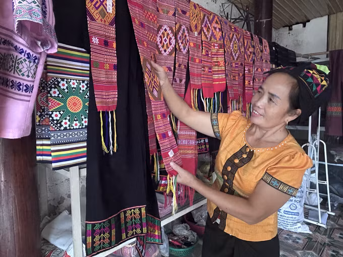Bảo tồn và gìn giữ nghề dệt thổ cẩm ở xã Môn Sơn, tỉnh Nghệ An.