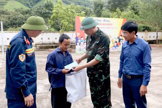 Phó Chủ tịch UBND tỉnh Sơn La Nguyễn Thành Công tặng quà cho nhân dân xã Huổi Một chịu ảnh hưởng, thiệt hại của thiên tai. Ảnh: Quang Quyết/TTXVN