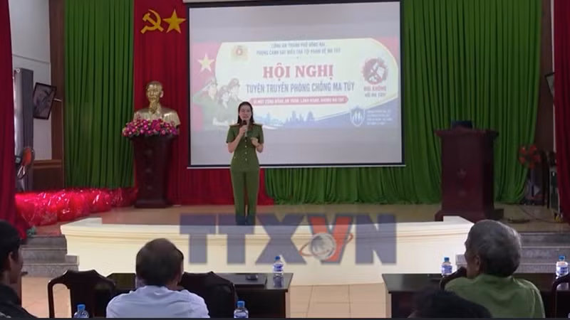 Tuyên truyền pháp luật cho hàng trăm người dân biên giới