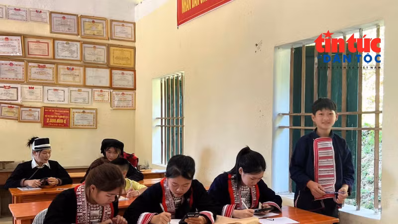 'Lớp học trên mây' gieo tri thức nơi vùng núi cao