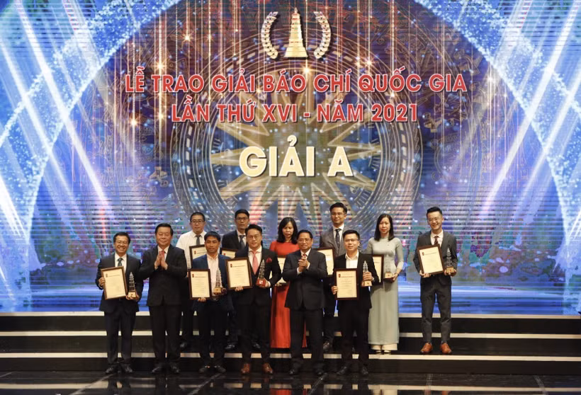 Thủ tướng Phạm Minh Chính và Bí thư Trung ương Đảng, Trưởng ban Tuyên giáo Trung ương Nguyễn Trọng Nghĩa trao giải A cho các tác giả. Ảnh: Trần Việt - TTXVN