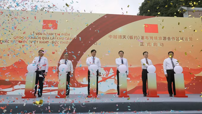 Vận hành thí điểm cho du khách qua lại Khu cảnh quan thác Bản Giốc (Việt Nam) - Đức Thiên (Trung Quốc) ảnh 1