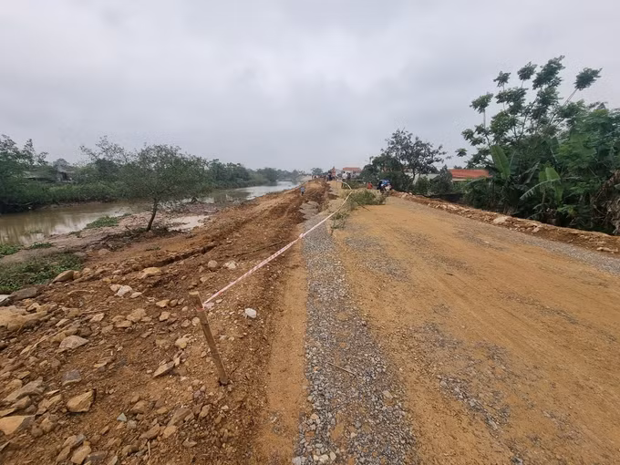 Thanh Hóa sạt lở nghiêm trọng tại tuyến đê đang thi công ảnh 4