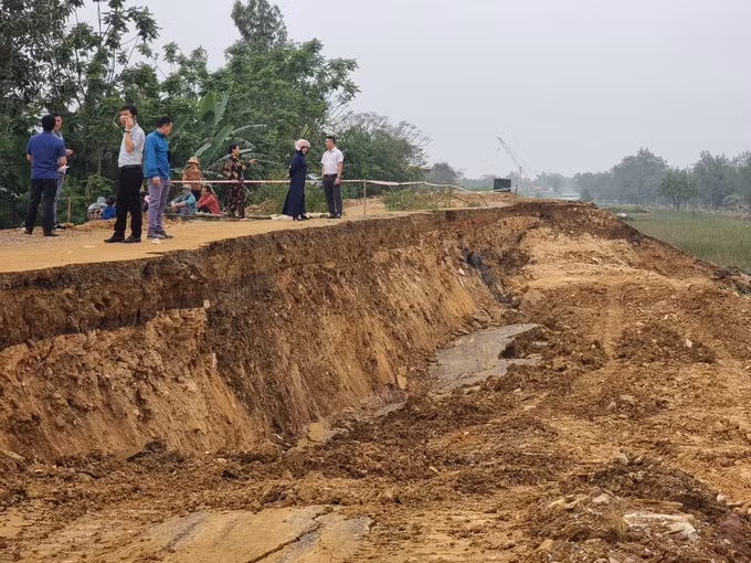 Thanh Hóa sạt lở nghiêm trọng tại tuyến đê đang thi công ảnh 1
