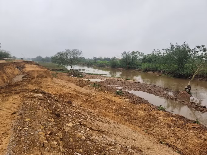 Thanh Hóa sạt lở nghiêm trọng tại tuyến đê đang thi công ảnh 3