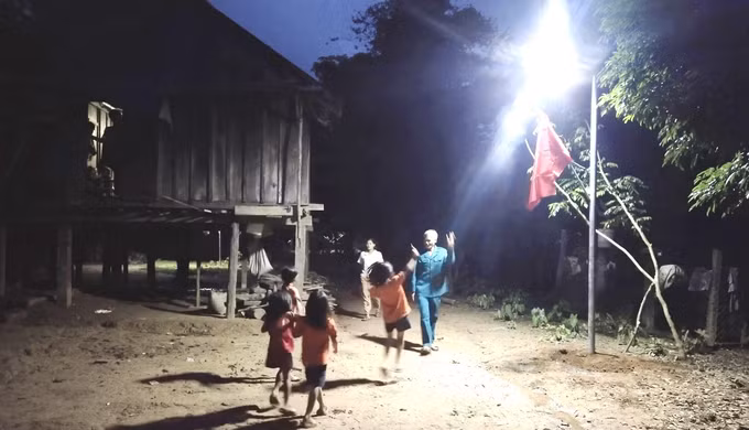Bộ đội Biên phòng Quảng Bình mang ánh sáng đến người dân vùng biên ảnh 8