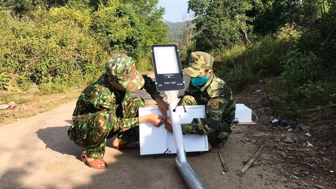 Bộ đội Biên phòng Quảng Bình mang ánh sáng đến người dân vùng biên ảnh 3