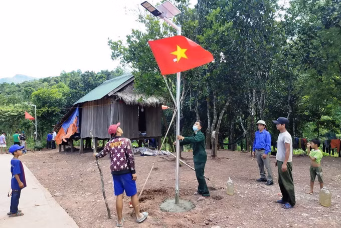Bộ đội Biên phòng Quảng Bình mang ánh sáng đến người dân vùng biên ảnh 2