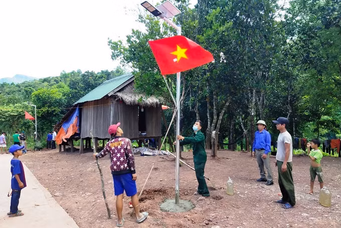 Bộ đội Biên phòng Quảng Bình mang ánh sáng đến người dân vùng biên ảnh 9