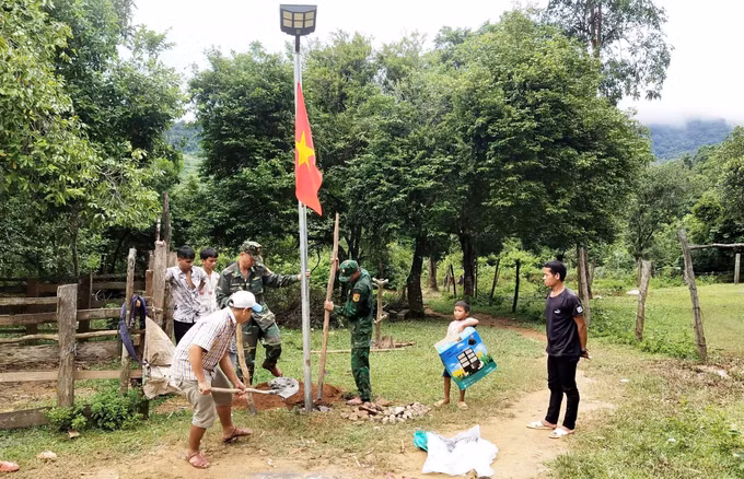 Bộ đội Biên phòng Quảng Bình mang ánh sáng đến người dân vùng biên ảnh 6