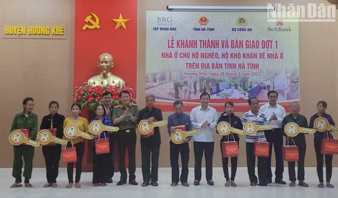 Bộ Công an bàn giao 600 nhà ở cho người nghèo, người khó khăn của tỉnh Hà Tĩnh ảnh 1