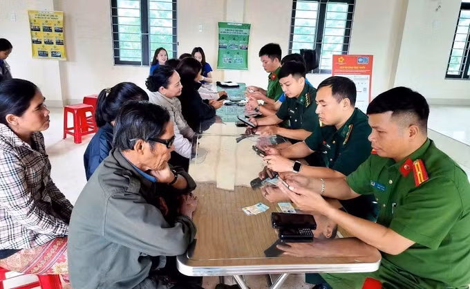 Cán bộ, lực lượng Công an, Quân đội và đoàn viên thanh niên nhiệt tình hướng dẫn người dân cài đặt các ứng dụng, thao tác kỹ năng số.