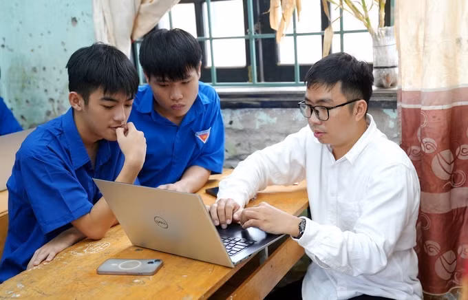 Thanh thiếu nhi vùng biên Hướng Phùng (Quảng Trị) được tiếp cận AI, lập trình, STEM/STEAM, Robotics và nhiều hoạt động trải nghiệm công nghệ trực quan, sinh động.