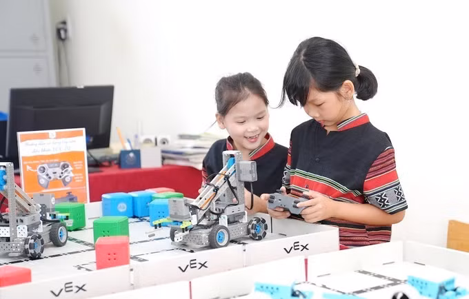 Trong không gian Ngày hội “Bình dân học vụ số” năm 2026, học sinh được tiếp cận, trải nghiệm STEM/STEAM, Robotics, các kỹ năng số, AI theo cách gần gũi, trực quan.