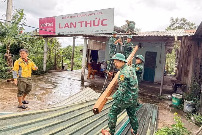 Cán bộ, chiến sĩ Đồn Biên phòng Cửa khẩu quốc tế La Lay (Bộ đội Biên phòng Quảng Trị) phối hợp với địa phương và các lực lượng kịp thời hỗ trợ các hộ khắc phục hậu quả thiên tai. Ảnh: TTXVN phát