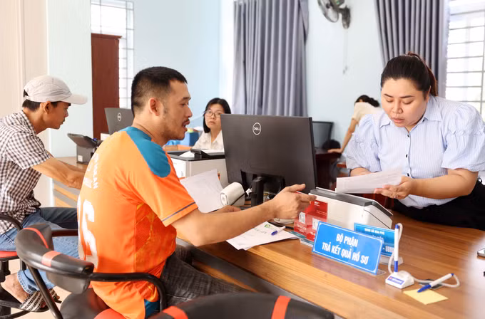 Cán bộ công chức Trung tâm phục vụ hành chính công xã Hòa Phú, tỉnh Đắk Lắk, hướng dẫn, hỗ trợ nhân dân giải quyết thủ tục hành chính. Ảnh: Hoài Thu/TTXVN