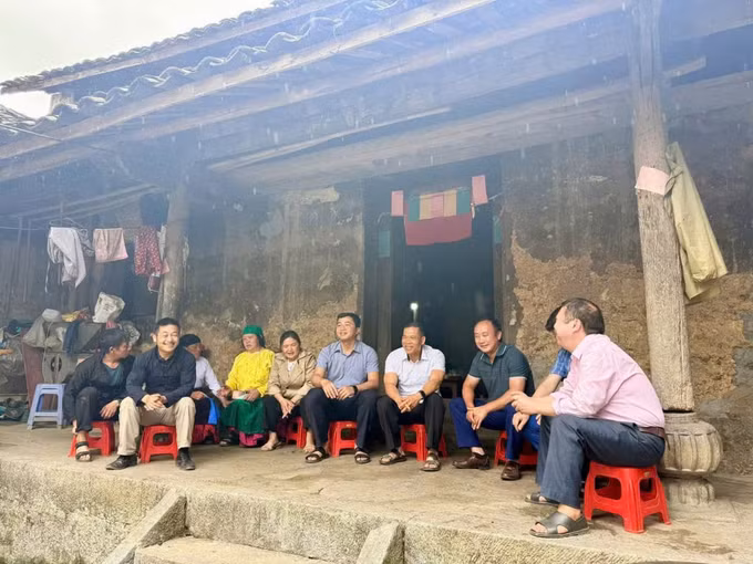 Bí thư Đảng ủy, Chủ tịch HĐND xã Lũng Cú Dương Ngọc Đức trò chuyện, nắm bắt tâm tư, nguyện vọng của người dân trên địa bàn. Ảnh: TTXVN phát