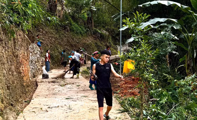 Người dân thôn Ma Lé đồng loạt ra quân dọn vệ sinh, chỉnh trang đường làng, tạo cảnh quan phục vụ phát triển du lịch cộng đồng gắn với gìn giữ bản sắc văn hóa dân tộc Giáy. Ảnh: Việt Anh/TTXVN phát