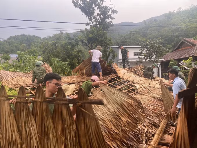 Chính quyền địa phương và các lực lượng chức năng hỗ trợ người dân Dương Quỳ khắc phục hậu quả thiên tai. Ảnh: TTXVN phát